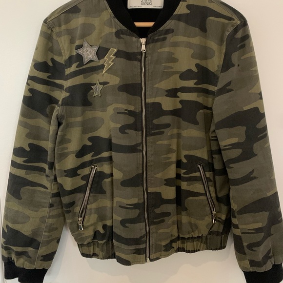 Camo jacket 🌟 - Picture 1 of 4